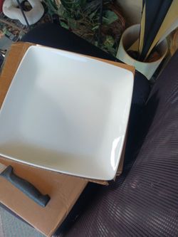 BRAND NEW IN BOXES HOME GOODS WHITE CERAMIC 4 PLATE SETTING AN 4 SMALLER PLATES TOTAL 8 PLATES SELL 20 FIRM PAID 30 JUST 1 BOX