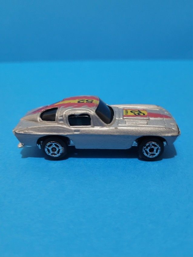 Summer 63 Split Window Chevrolet Corvette S8506 #52 Tiger 1/64 Diecast