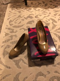 Nude heels 7.5