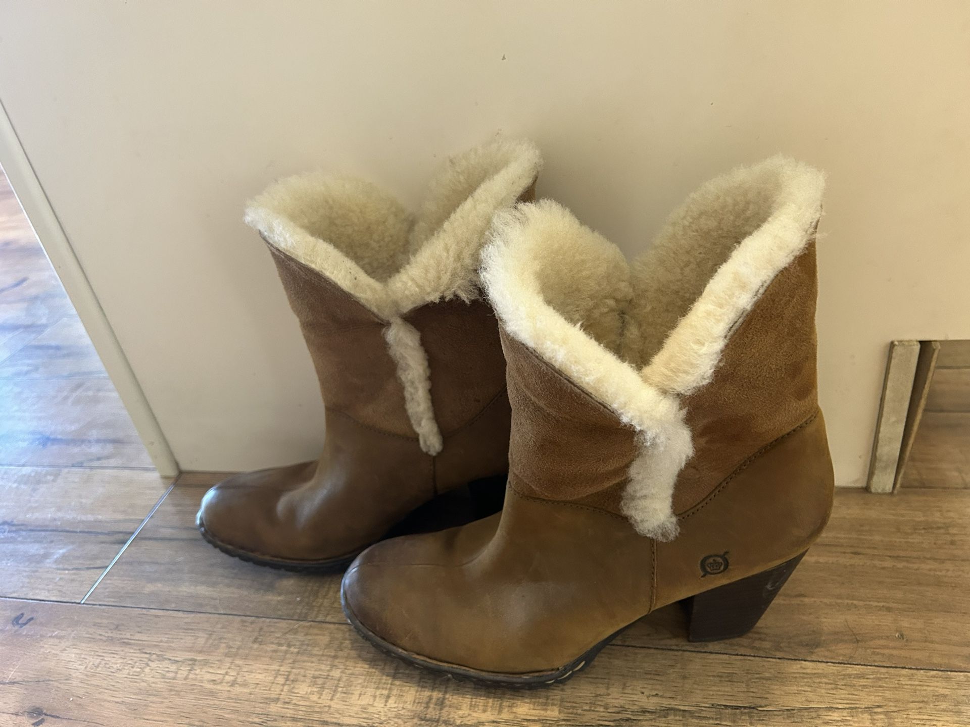 Leather and sheepskin ladies boots size 9