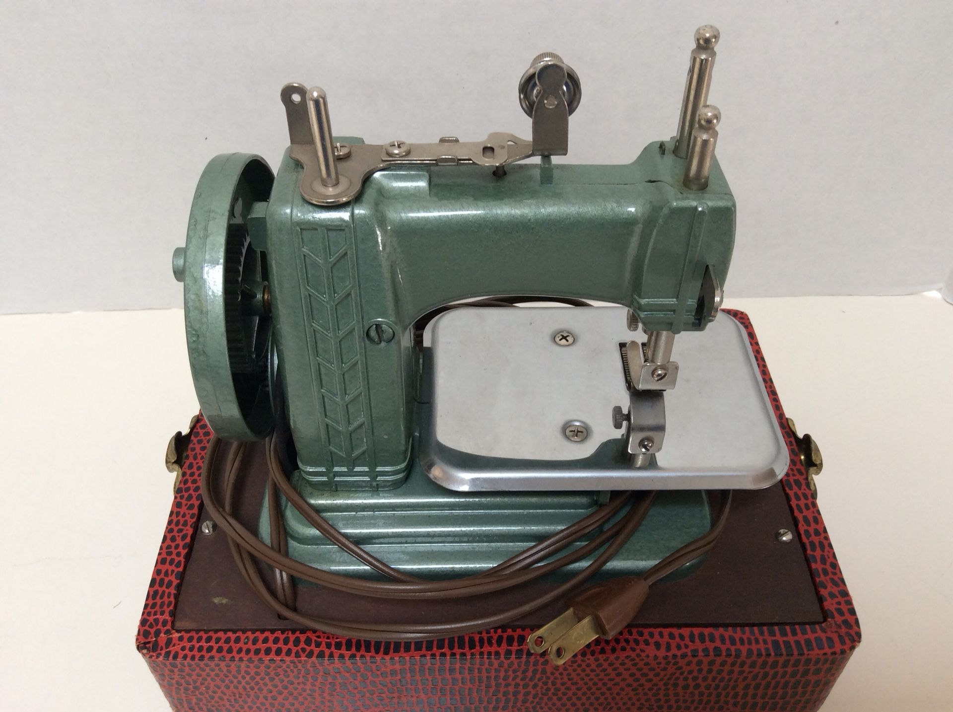 NICE VINTAGE 1948 BETSY ROSS Miniature SEWING MACHINE with CASE - ELECTRIC -WORK