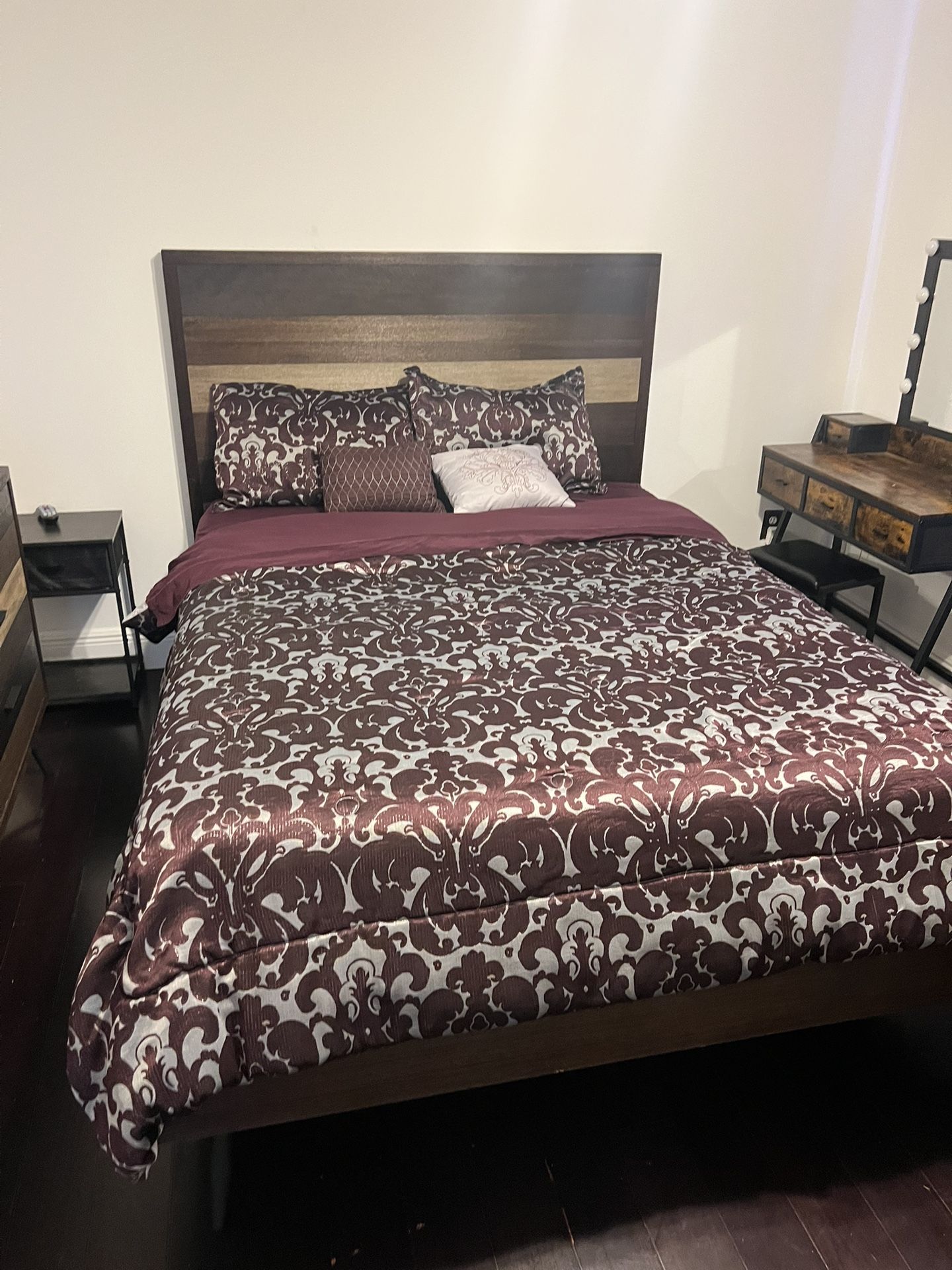 Brown Wood Queen Size bedroom Set