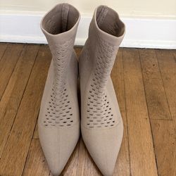 Women's Nude Stretch Knit Pointed Toe Ankle Booties Size 9