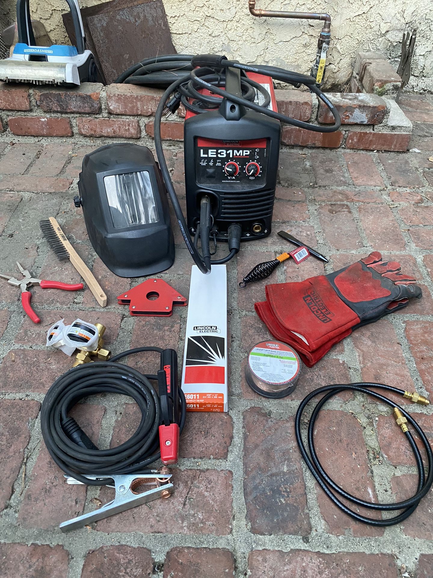 Lincoln LE31 MP Welder
