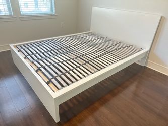 WHITE QUEEN BED