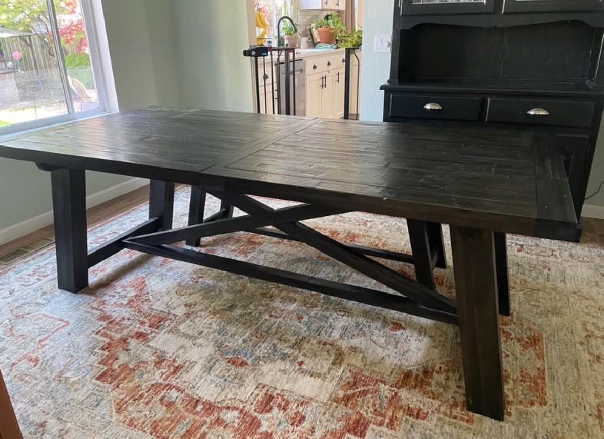 Dining Room Table w/leaf and benches