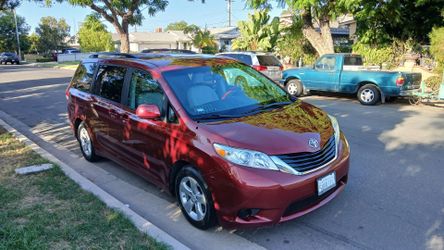 2013 Toyota sienna super clean inside and out excellent conditions