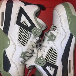 WMNS Air Jordan 4 Retro