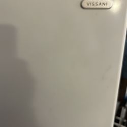 Vissani Refrigerator 