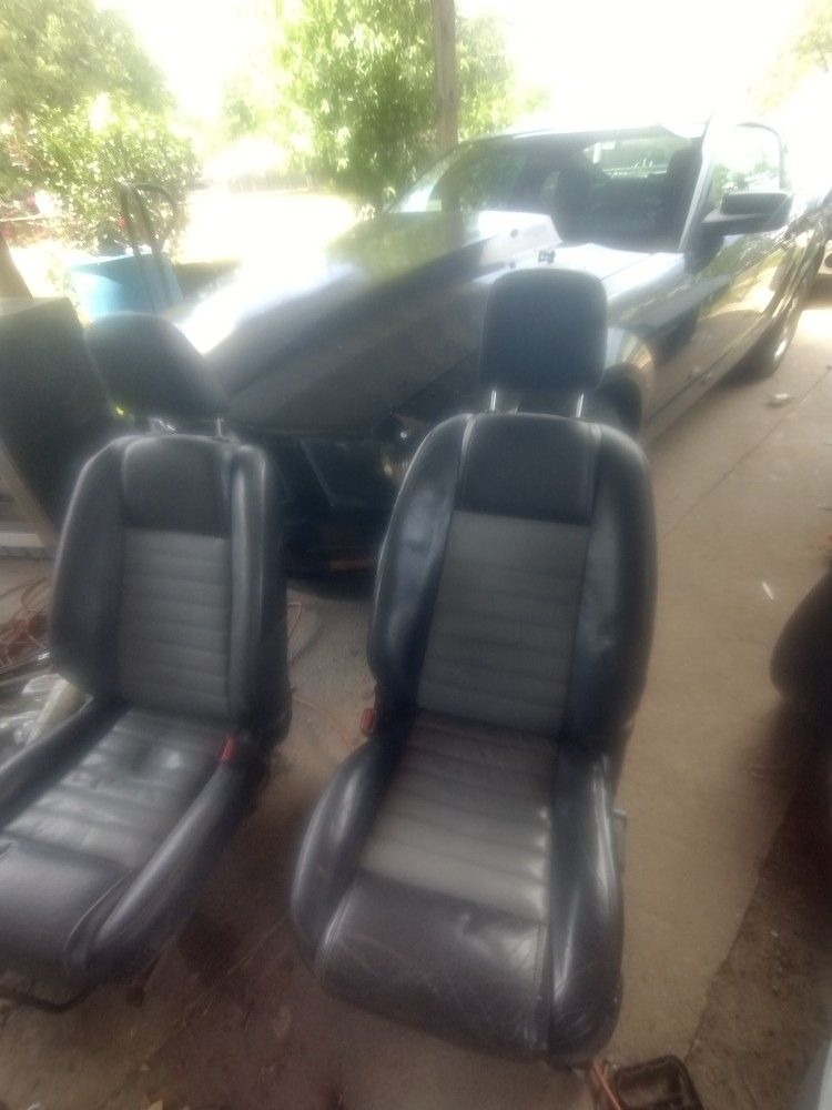 2 Mustang Seats 05-09