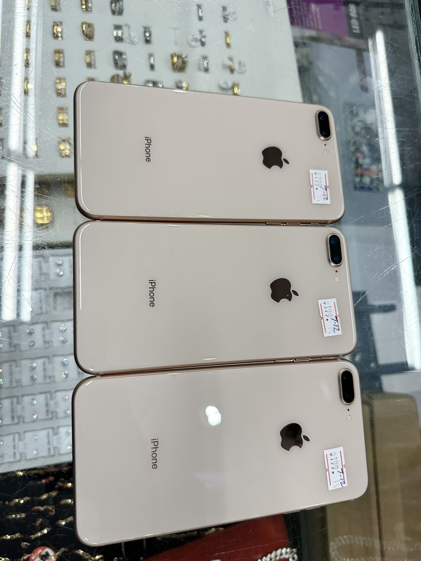 IPHONE 8 PLUS 64 GB. UNLOCKED