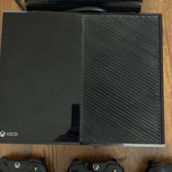 Xbox One With Kinect, 3 Controllers  And Games
