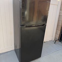 Refrigerator Insignia 9.9 Cu. Ft. Top Freezer Refrigerator 