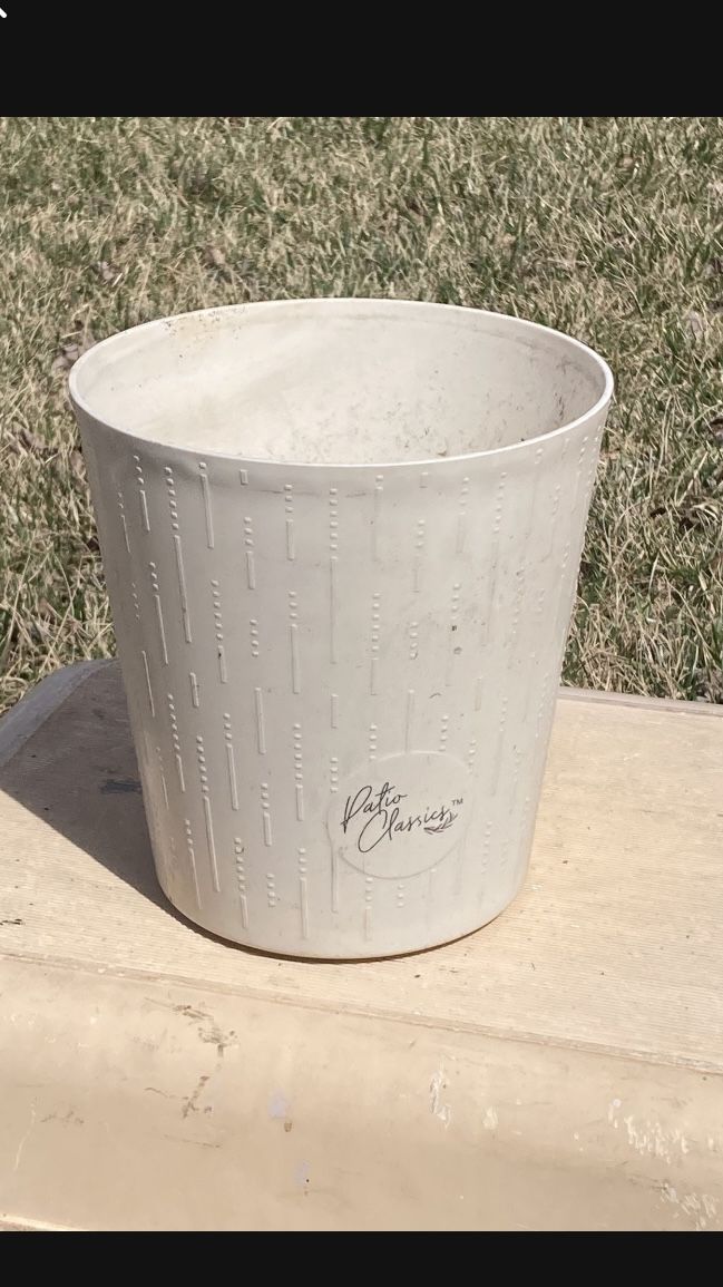 White Patio Classics Flower Pot