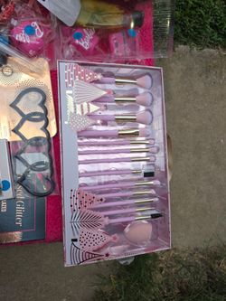 Makeup brushes
