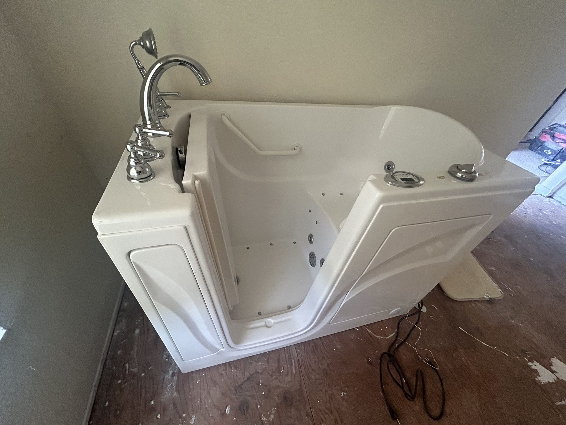 Disabled person jacuzzi tub