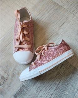 Converse Girls Shies size 10 youth