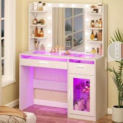 Beauty Vanity with Lighted Mirror, Brooklyn Pickup Only