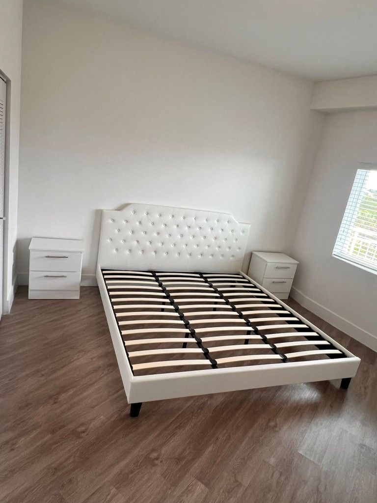 Brand New King Bed With Nightstands __ Cama King Nueva Con Mesas De Noche
