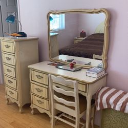 Dresser/Vanity Set With Chair