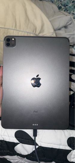iPad Pro 11” 3rd Gen M1 128GB Wi-Fi + Magic Keyboard – Excellent Condition