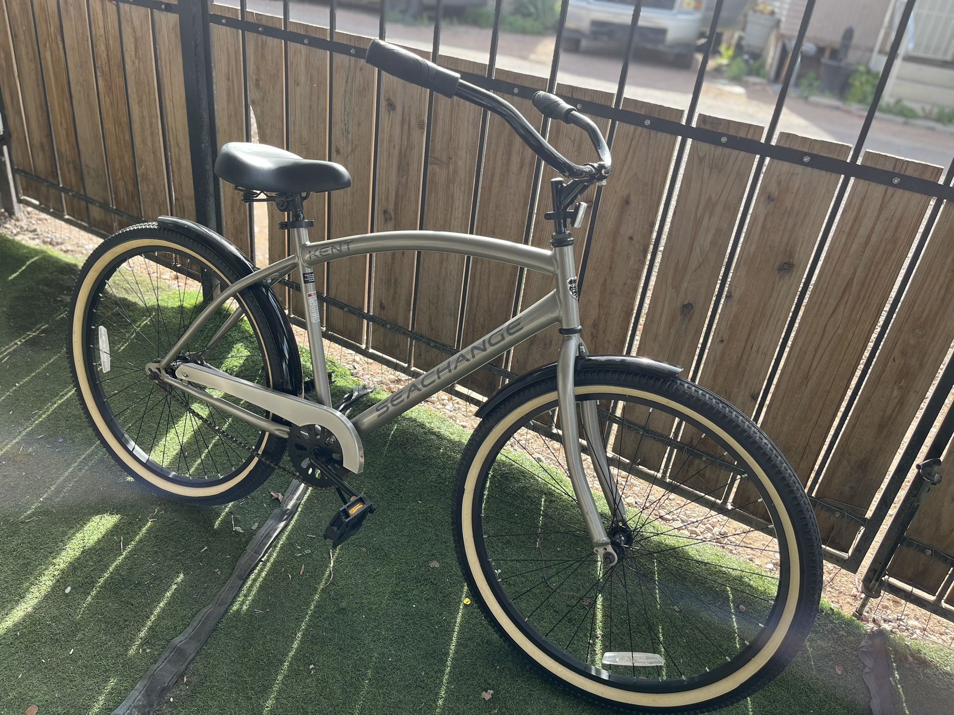 Kent 26" Seachange men's cruiser bicycle in silver.