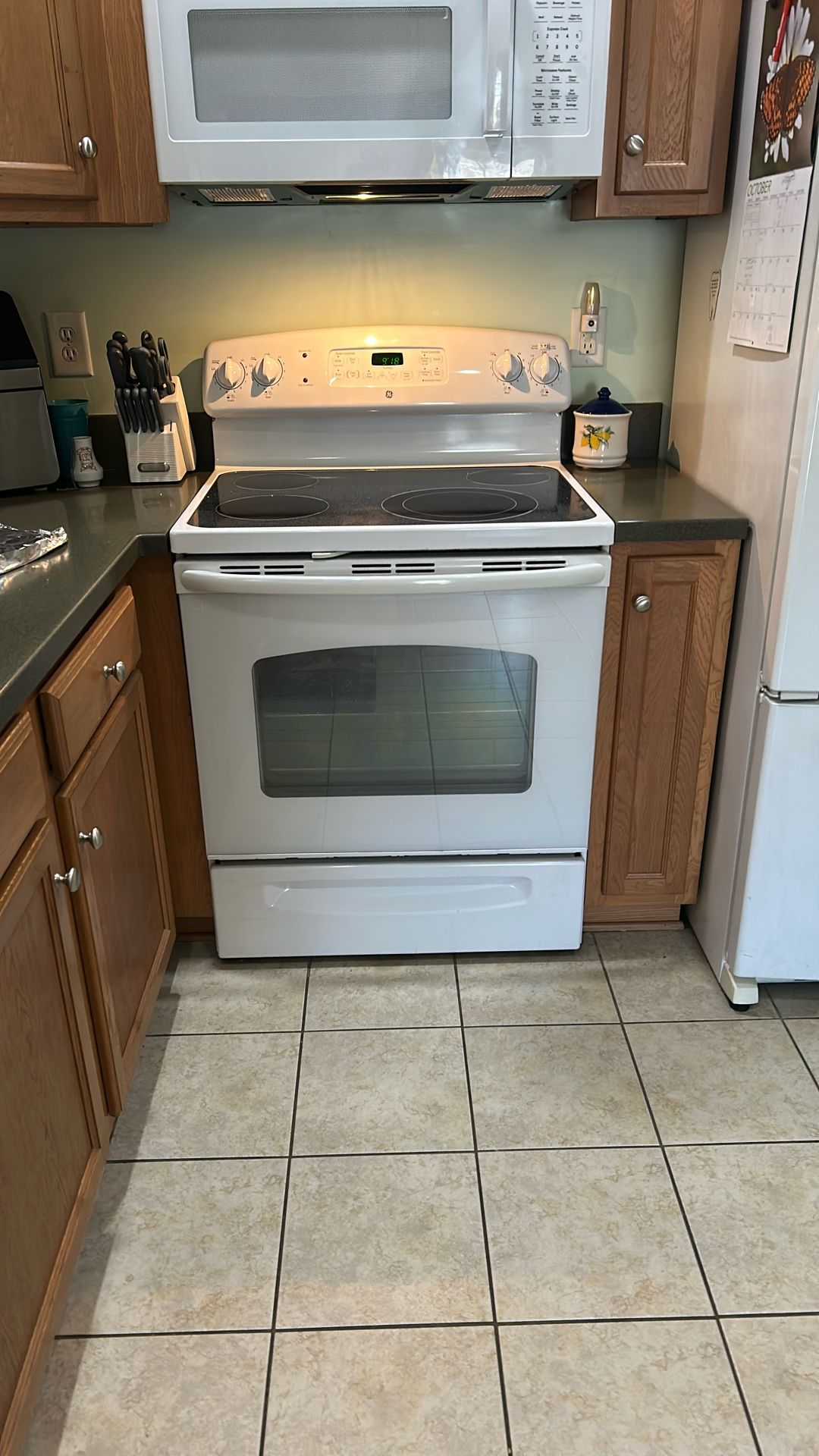 GE Electric Stove. Works properly. No Issues. $225.00
