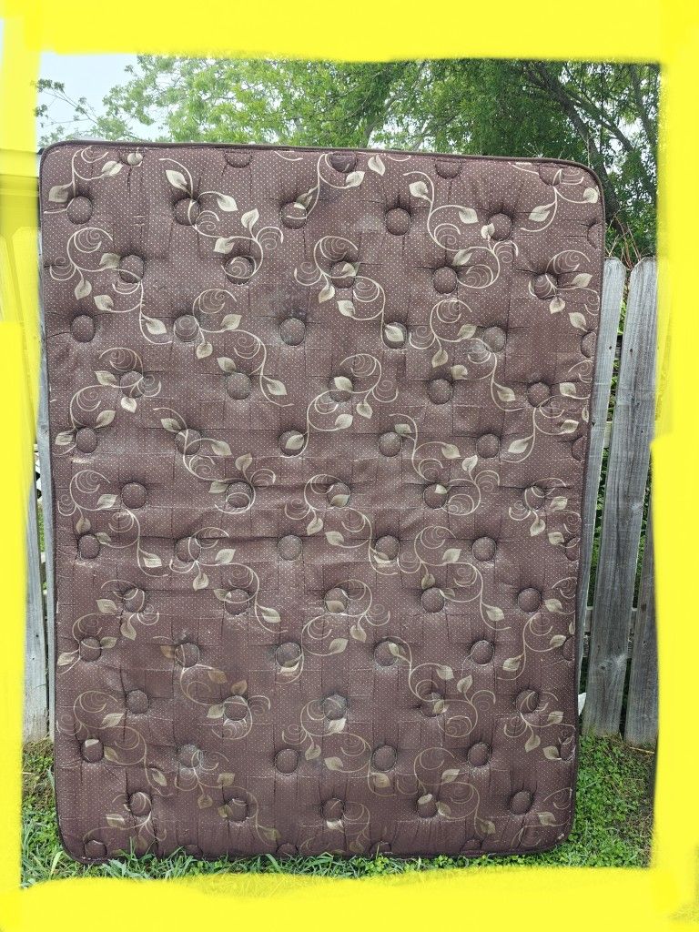 Mattress Queen Pillow top. $135