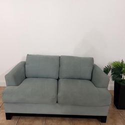 Rooms To Go Loveseat – Andmore Home – Great Condition