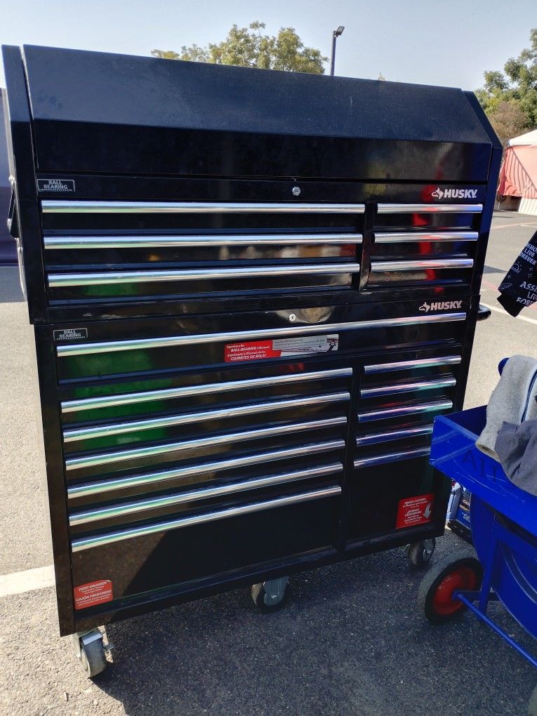 Husky Toolbox Botón And Top
