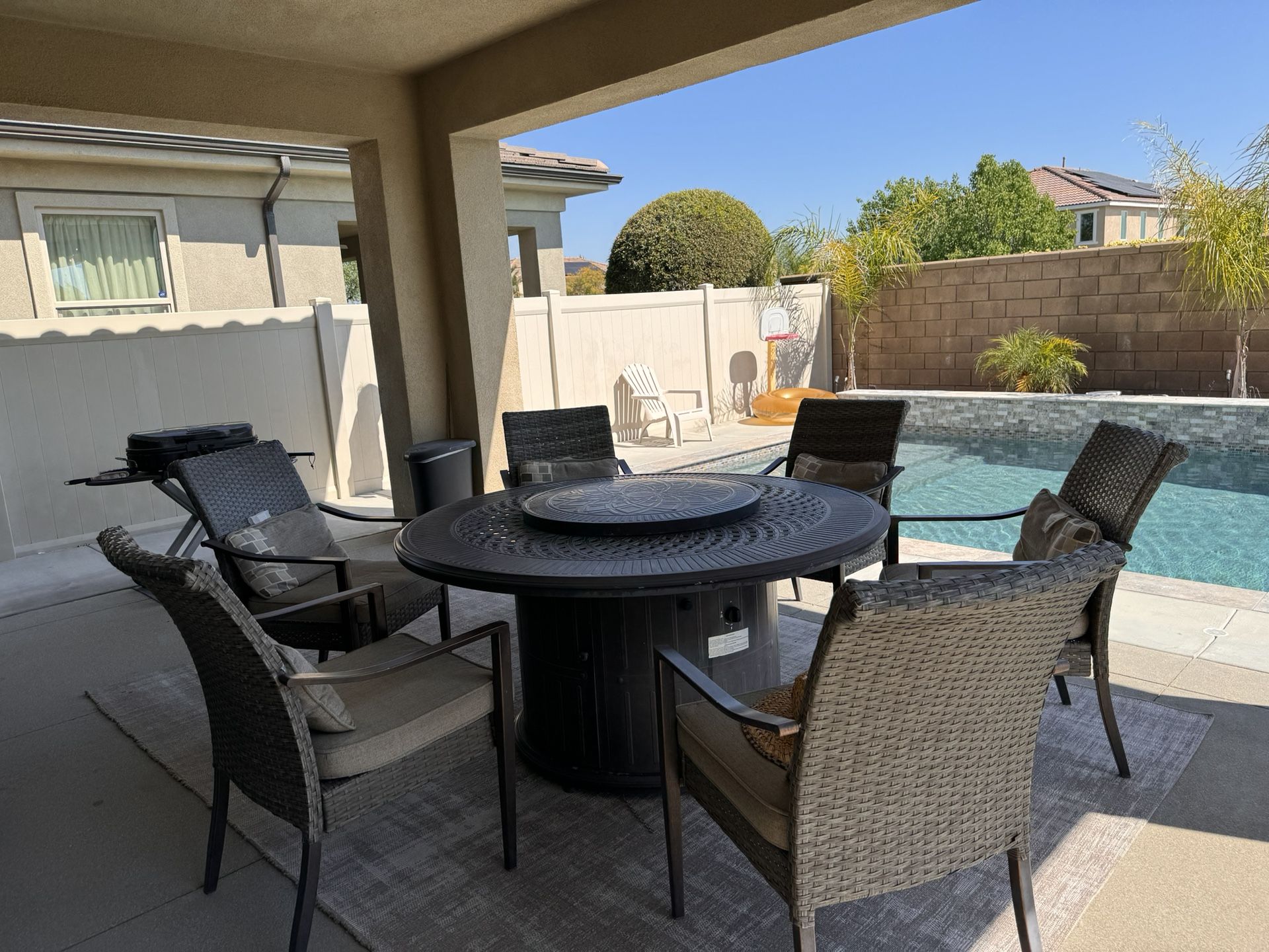 Round Propane Fire Pit Table And Chairs. 