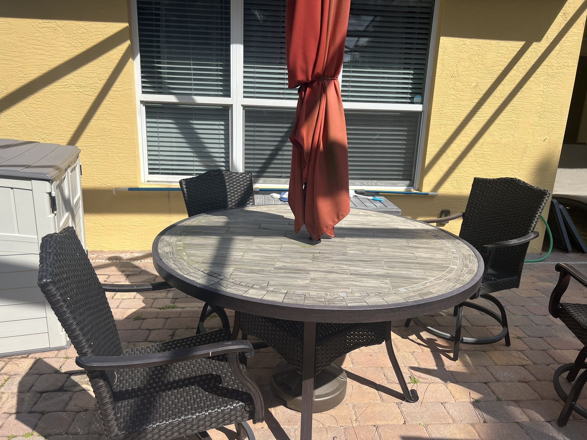 Patio Round Table w/6 Chairs