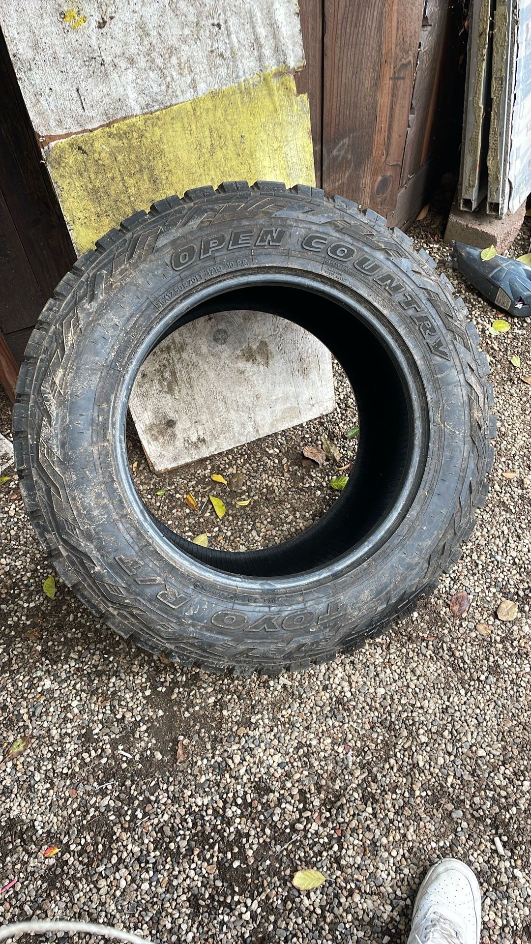 1 Llanta Toyo 35x12.50LT