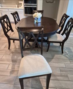 Legacy Furniture Dining Set 

Beautiful Wood Dining Set. Used, in great condition. Well kept!

Table 72"L x 48"W x 30"H 
6 Chairs 

Decor Not Included