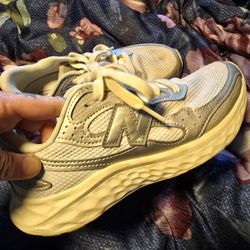 New Balance Womens Size 8 Sneaker
