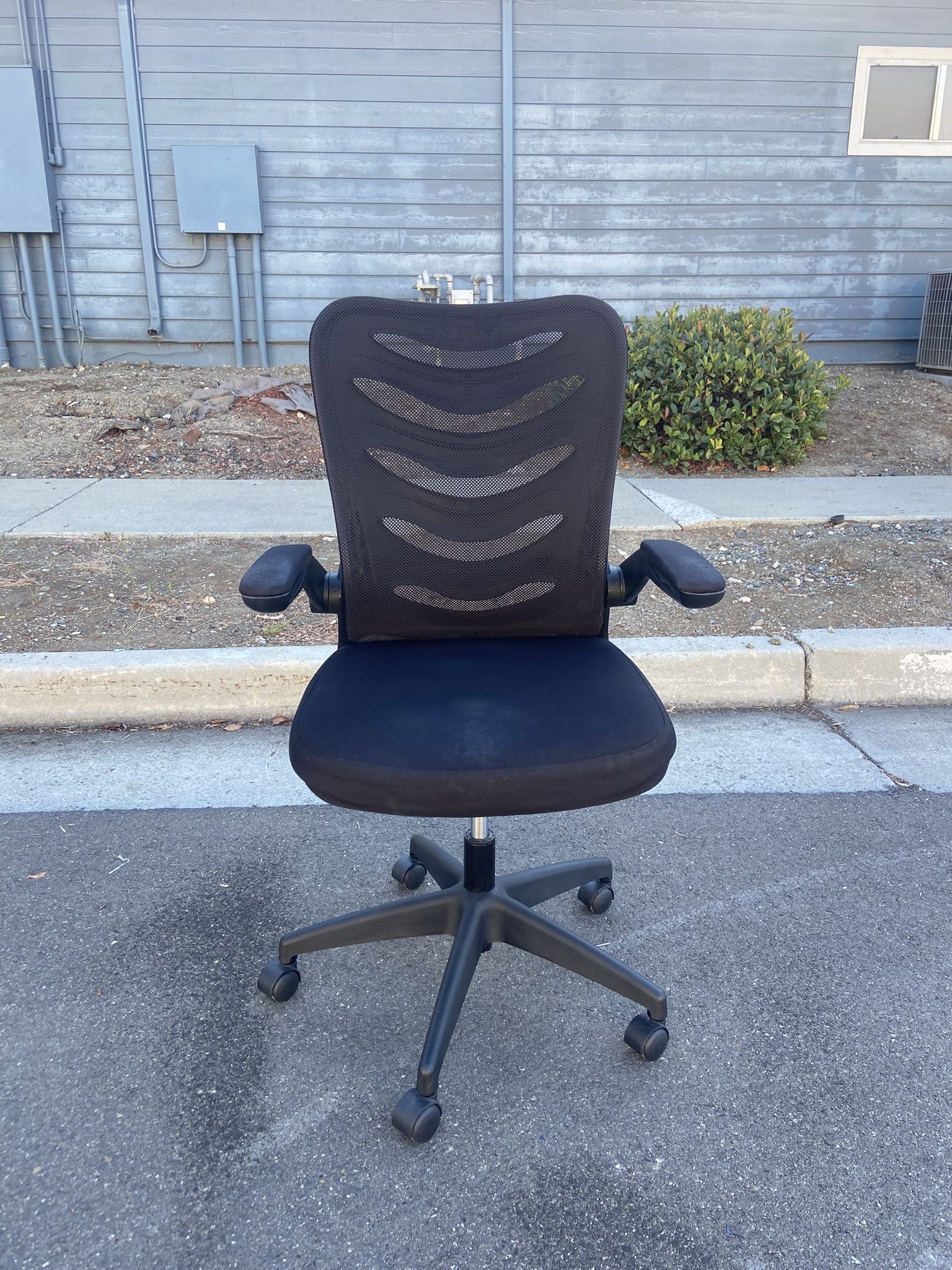 COMFY BLACK CHAIR (With Great Back Support)
