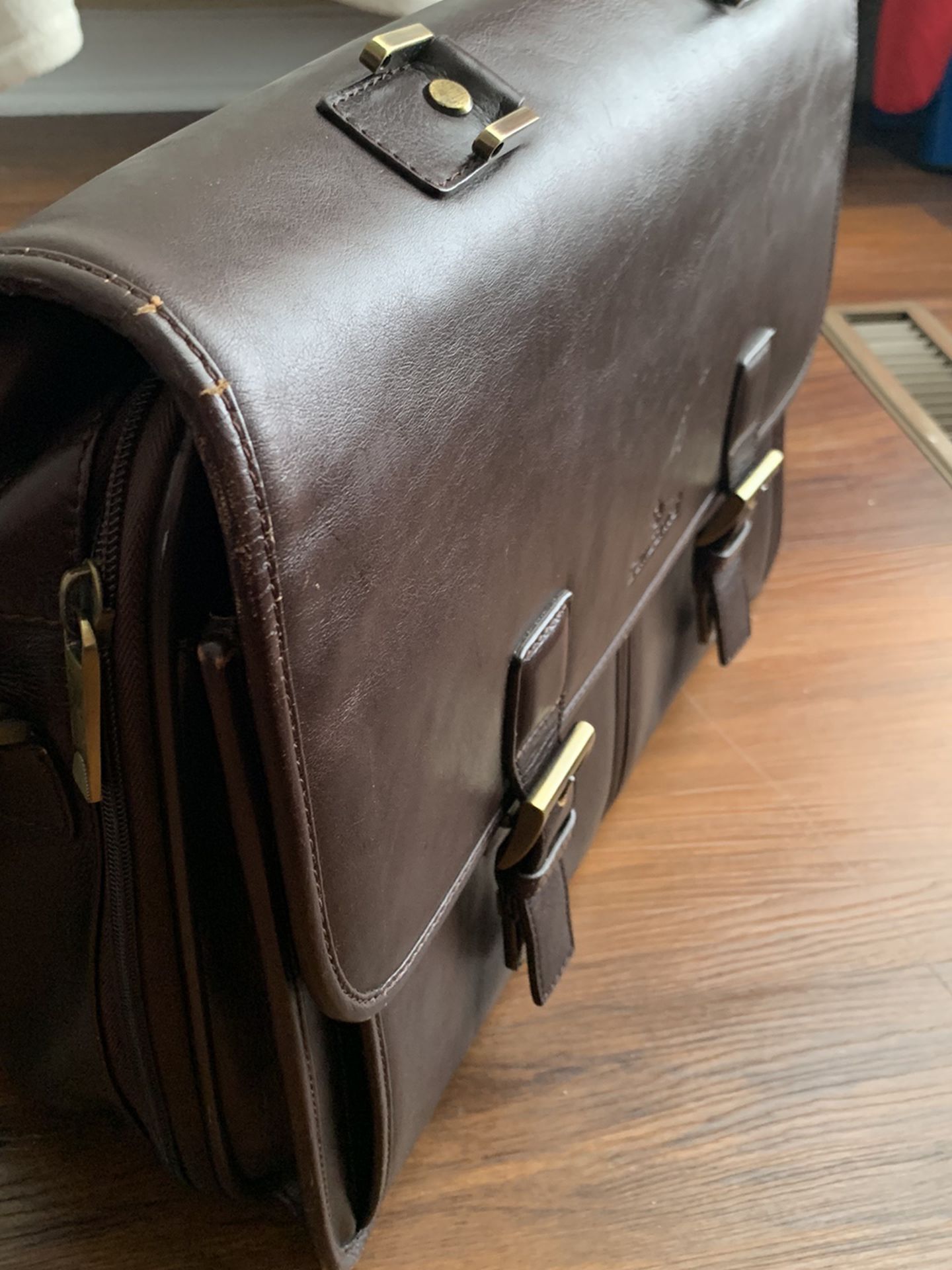 17" SAMSONITE Brown Leather Flapover Travel/ Business Briefcase Double Gussets 17"W x 12"H x 5"D - Hand grip pin is missing - some wear underneath at