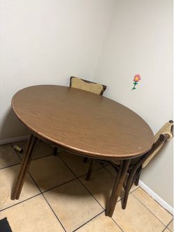 Round dining table