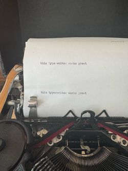 Vintage typewriter works great👍