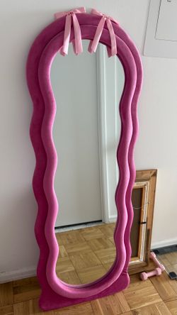 Full body length wavy pink mirror