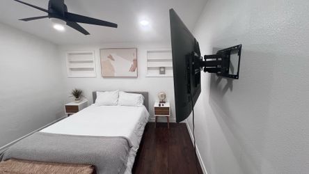 🛏️ Queen Bed + 60” Samsung Smart TV Bundle – Great Condition! ✨
