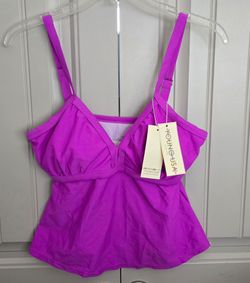 ✨️NEW, with TAGS ✨️Young USA tankini top features a vibrant magenta color with adjustable straps and a ruched V-neck design.
$15 Firm. 
BEAUTIFUL🩱
💰