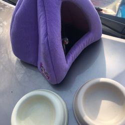 Nice cat igloo with bowls only $15