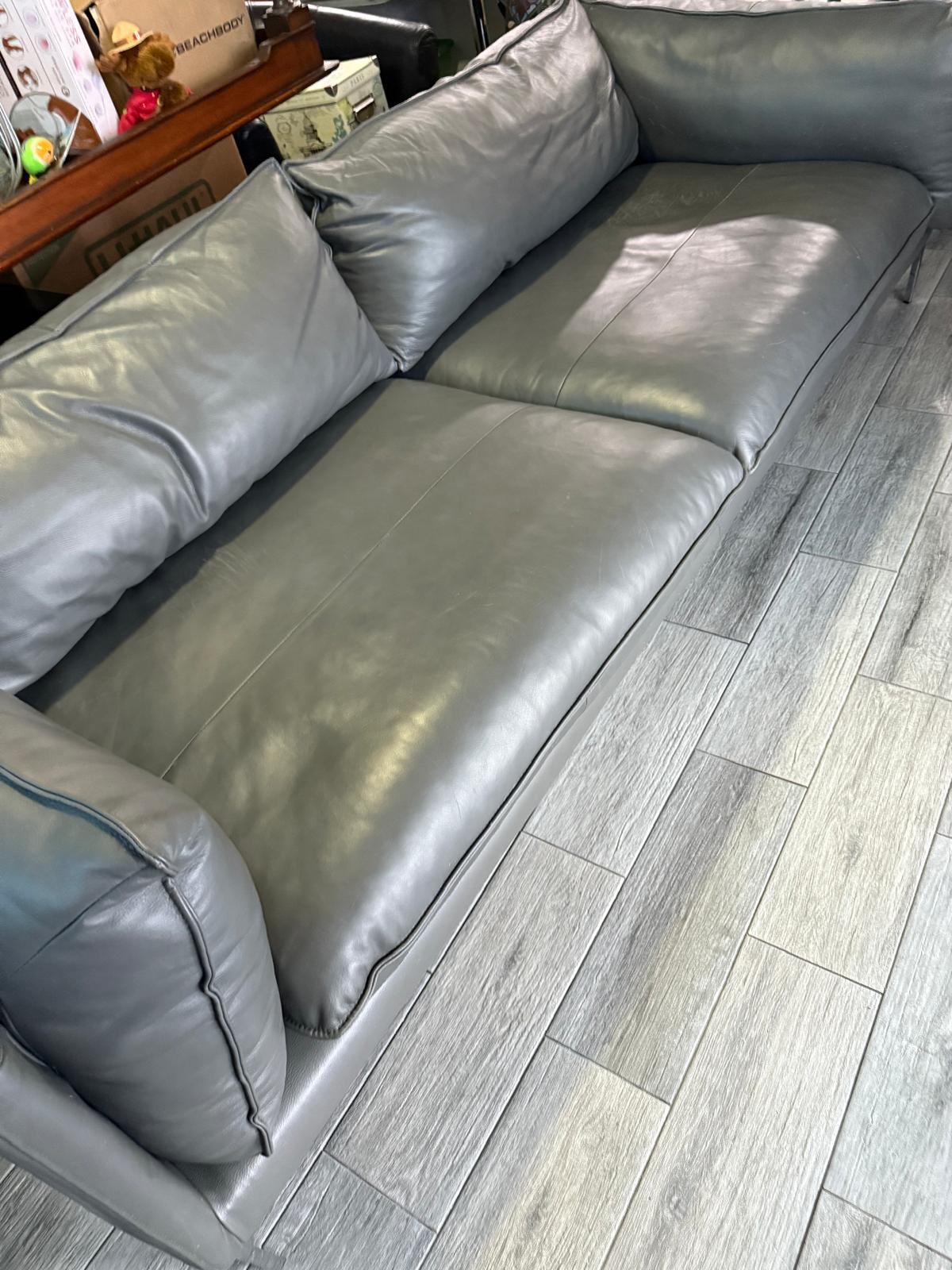 $400 Real Leather Sofa ( Delivery ).