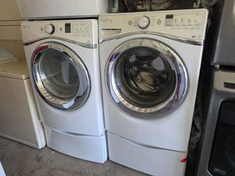 WHIRLPOOL DUET STEAM WHITE FRONT LOAD WASHER AND GAS DRYER SET WITH PEDESTAL