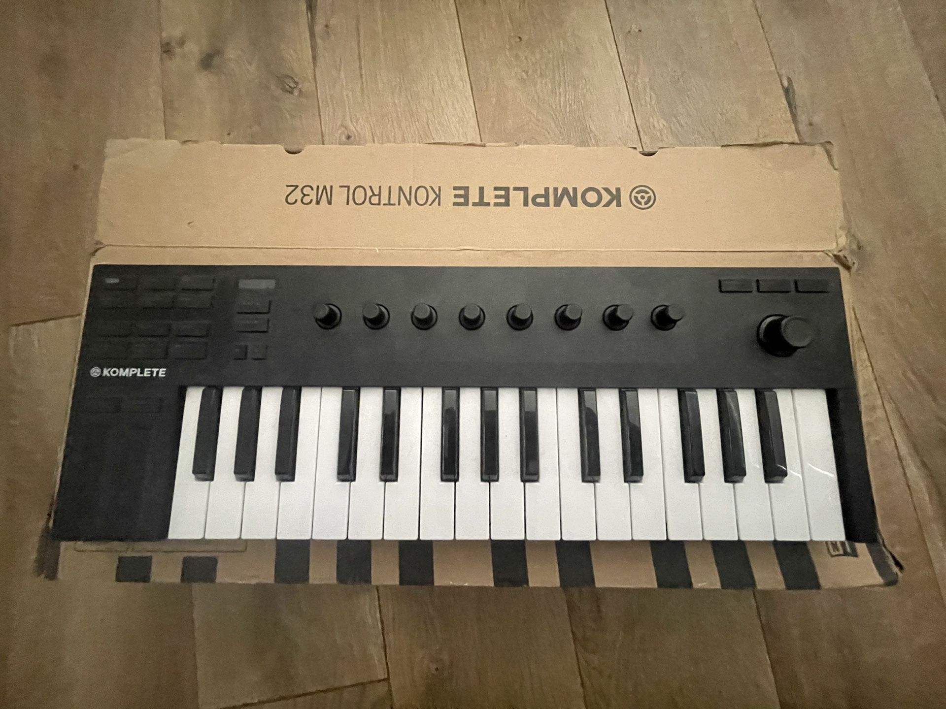Komplete Kontrol M32 MIDI Keyboard