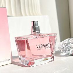 Versace Bright Crystal Eau de Toilette for Women, 90 ml
Top notes: Grapefruit, Pomegranate
Middle notes Peony, Magnolia, Lotus
Base notes: Rosewood, A