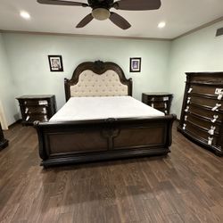 4pc King Size Bedroom Set / mattress included /  New In Box        Bonita recamara Medida King  de 4 Piezas / Colchon Incluido Nueva en Caja