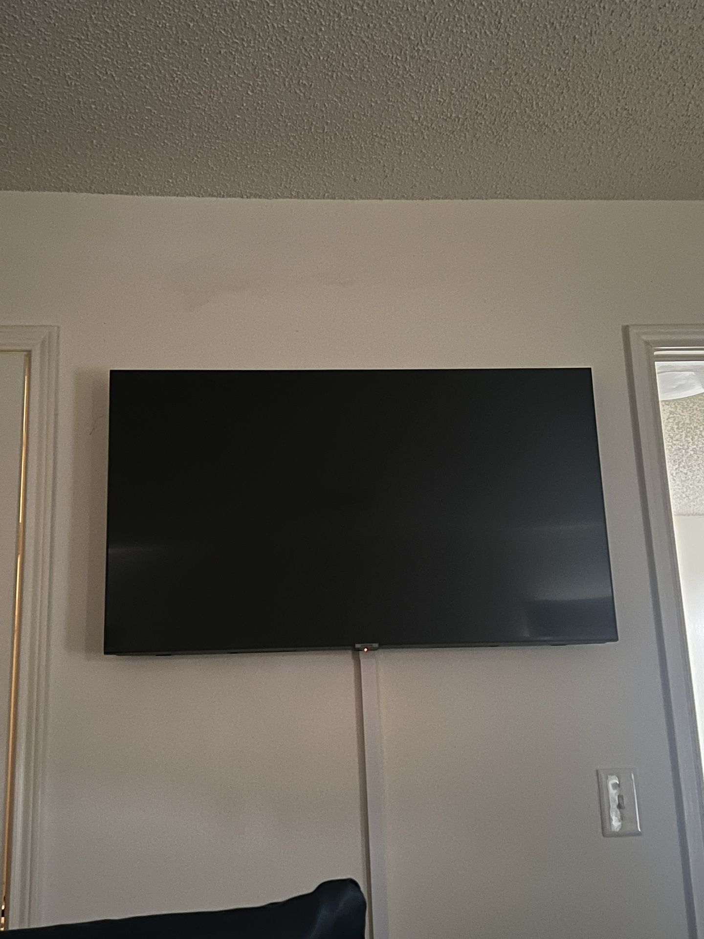 Samsung Smart Tv W/ Remote And Bracket