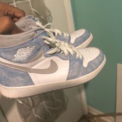 Air Jordan 1 Retro High OG Hyper Royal 